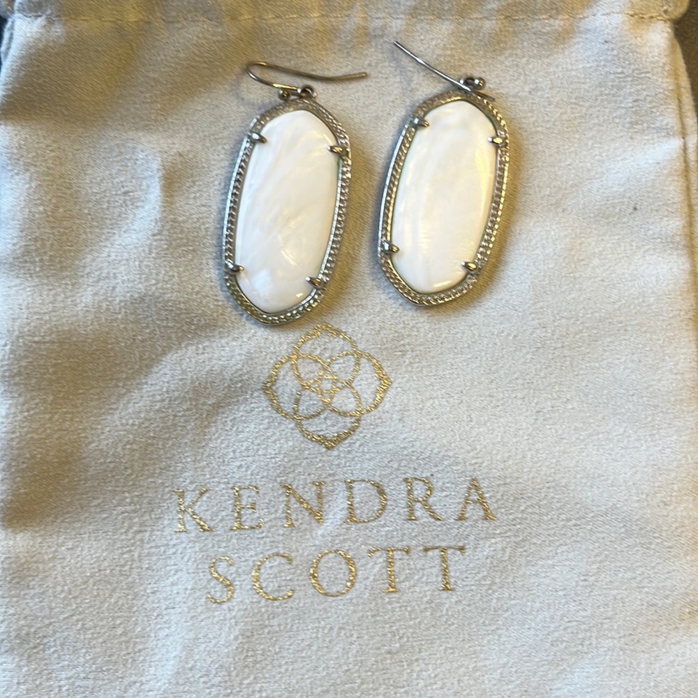 KENDRA SCOTT Iridescent White and Silver Elle Earrings